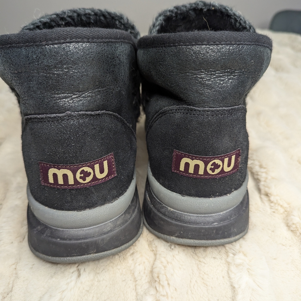 MOU ESKIMO JOGGER SNEAKER, BLACK SHEARLING BOOT IN WOMENS SIZE 9
